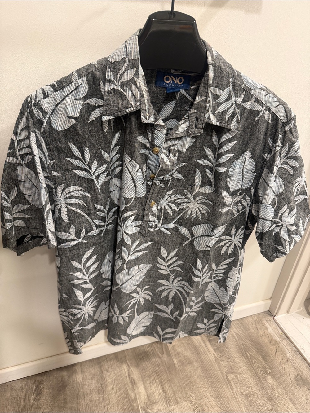 ONO &Company  Men’s Black Tropical Print Short-Sleeve Button-Down Shirt